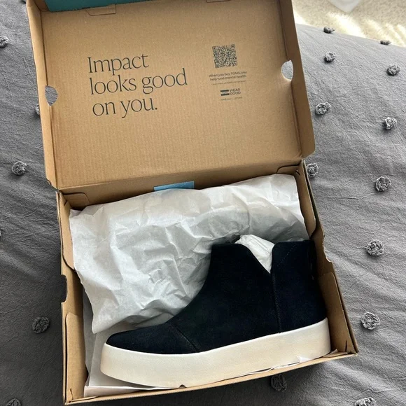 TOMS Verona Black Ankle Boots NEW - Picture 6 of 6